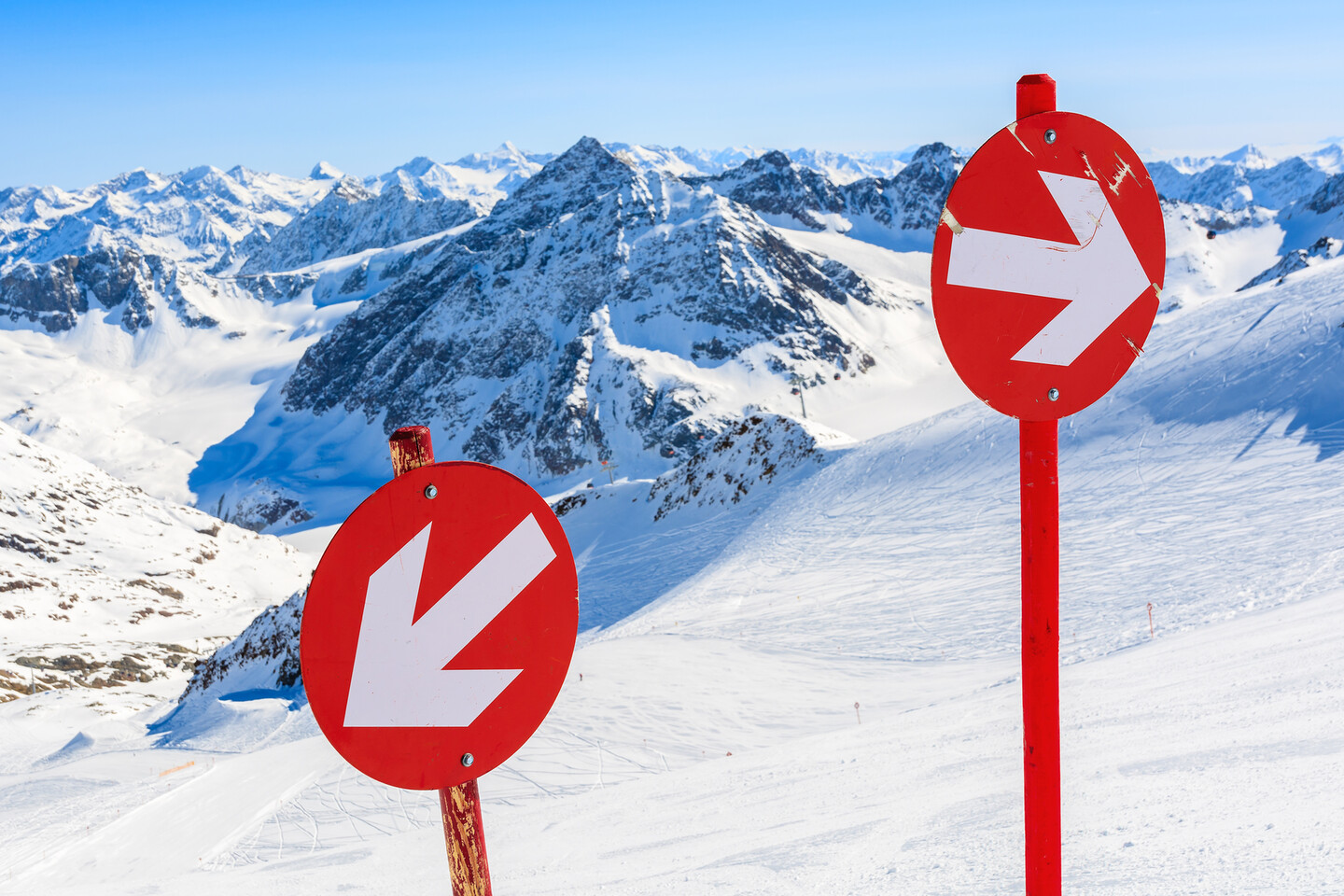 rood bord voor aanduiding van de piste