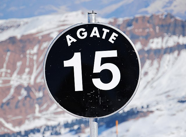 zwart bord voor aanduiding van de piste