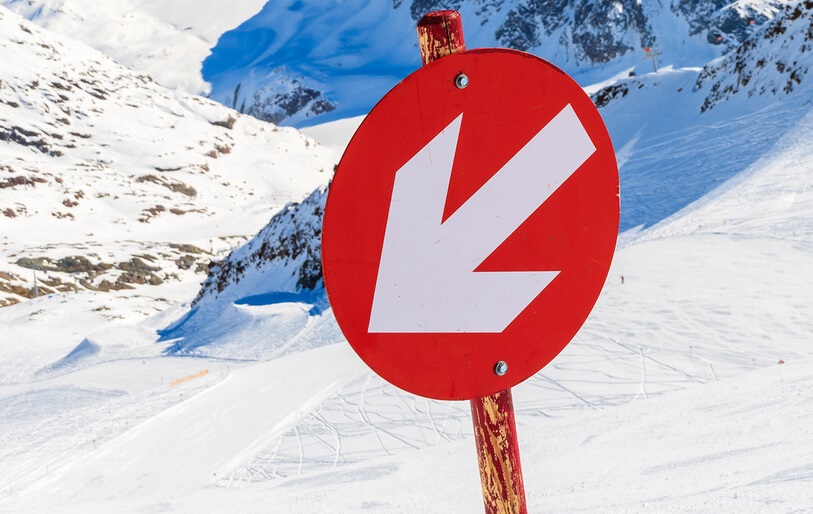 rood bord voor aanduiding van de piste